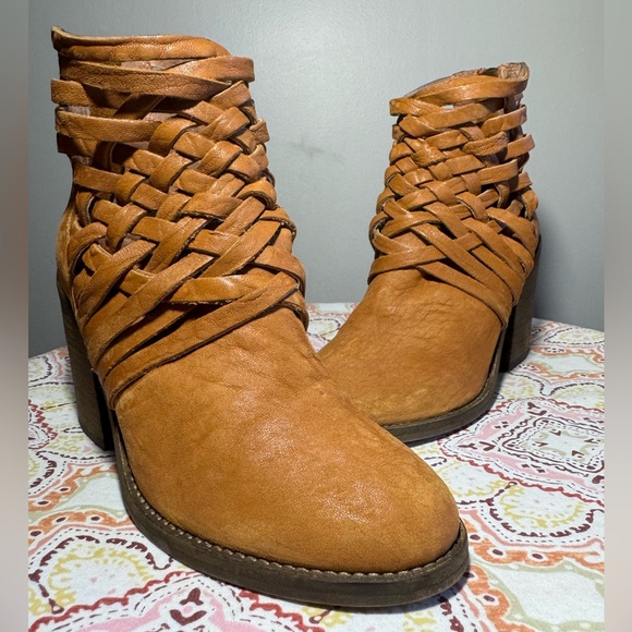 𝐅𝐑𝐄𝐄 𝐏𝐄𝐎𝐏𝐋𝐄 Boho Ankle Booties - Picture 9 of 15